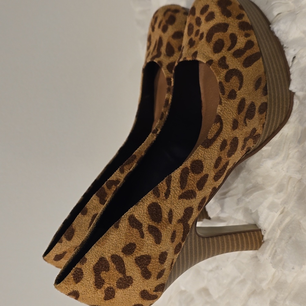 G by Guess Women's Size 7 Tan Leopard Print Platform Heels - Picture 3 of 8